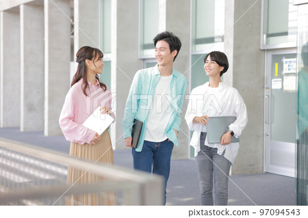 停下來說話的商務人士男女_1 停下來說話的商務人士男女_1 97094543