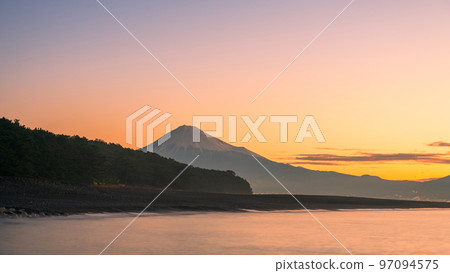 從三保松原看到的富士(黎明) 從三保松原看到的富士(黎明) 97094575