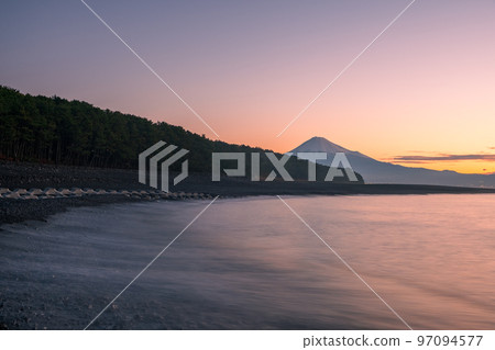 從三保松原看到的富士(黎明) 從三保松原看到的富士(黎明) 97094577