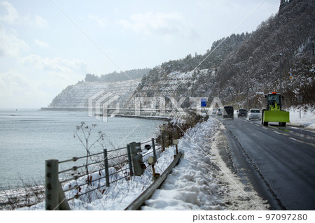 北海道在冬天結冰的道路冰燒 97097280