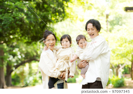 在公園裡玩的家庭 在公園裡玩的家庭 97097345