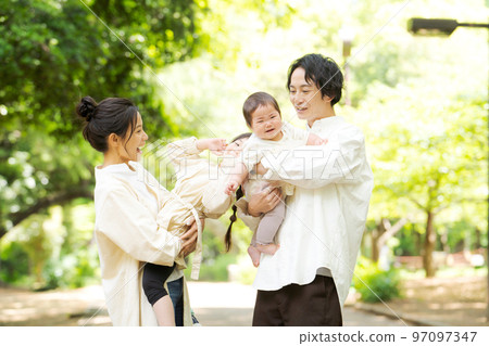 在公園裡玩的家庭 97097347