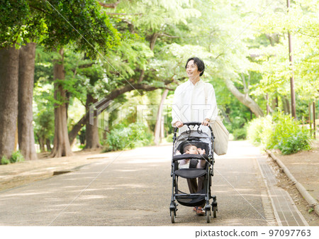 爸爸和寶寶在公園玩耍 97097763