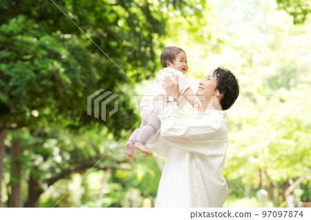 爸爸抱著一個嬰兒 爸爸抱著一個嬰兒 97097874