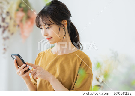 觀看智能手機的婦女 觀看智能手機的婦女 97098232