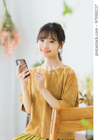 觀看智能手機的婦女 觀看智能手機的婦女 97098237