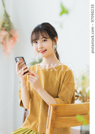 觀看智能手機的婦女 觀看智能手機的婦女 97098238