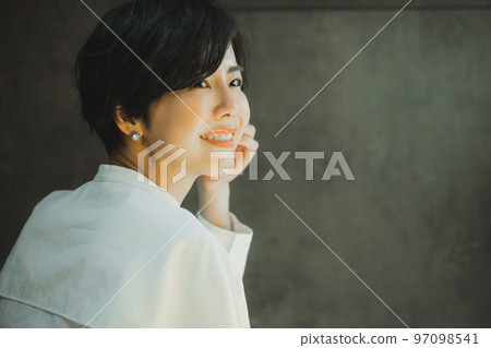 一個穿白襯衫的女人 一個穿白襯衫的女人 97098541