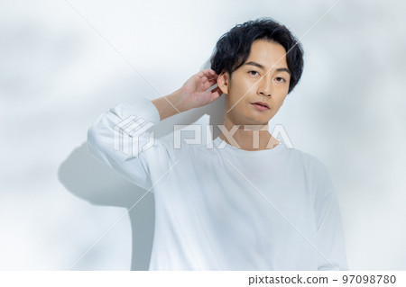 穿白T恤的男人 穿白T恤的男人 97098780