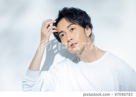 穿白T恤的男人 穿白T恤的男人 97098783