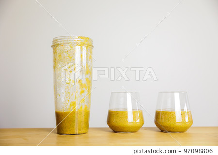 攪拌機中的自製混合果汁 97098806