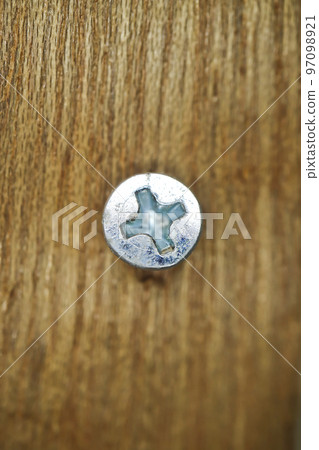 將螺釘錘入木板 97098921