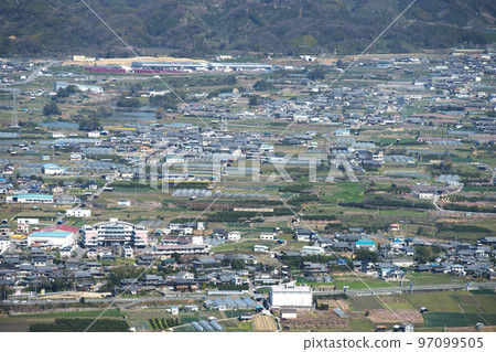 Series 105 looking towards JR Wakayama Line from Kinokawa Flight Park Series 105 looking towards JR Wakayama Line from Kinokawa Flight Park 97099505