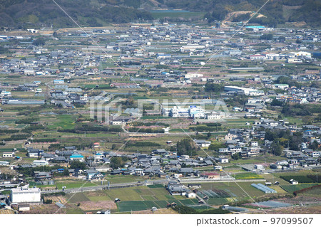 從紀之川飛行公園望向JR和歌山線的105系列 97099507