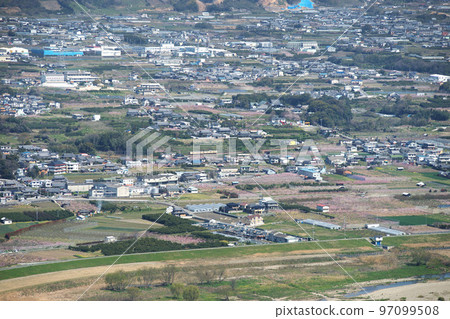 從紀之川飛行公園望向JR和歌山線的105系列 從紀之川飛行公園望向JR和歌山線的105系列 97099508