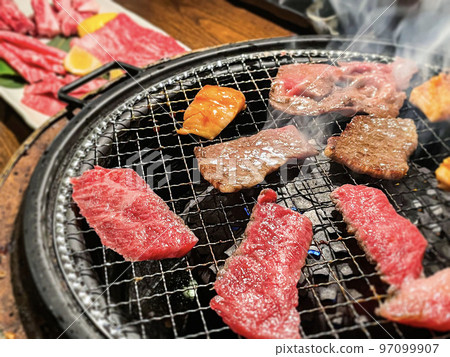 用網烤的美味烤肉 用網烤的美味烤肉 97099907
