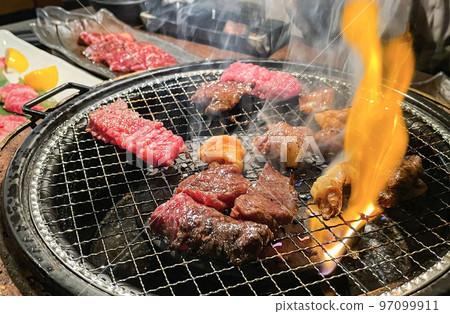 用網烤的美味烤肉 用網烤的美味烤肉 97099911