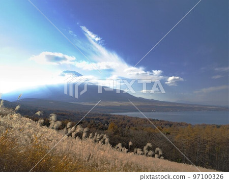 11 月山梨縣三國關的秋景 11 月山梨縣三國關的秋景 97100326