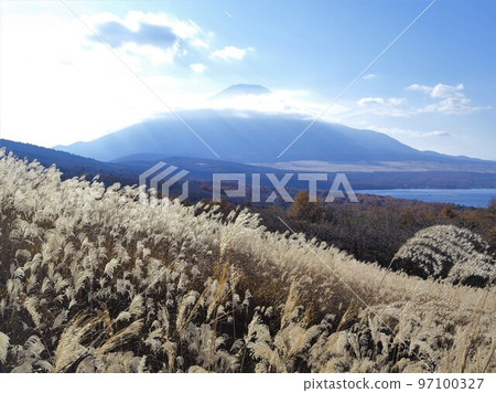 11 月山梨縣三國關的秋景 11 月山梨縣三國關的秋景 97100327