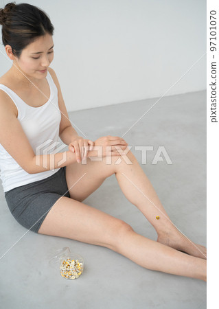 一個女人在她的腿上做艾灸 97101070