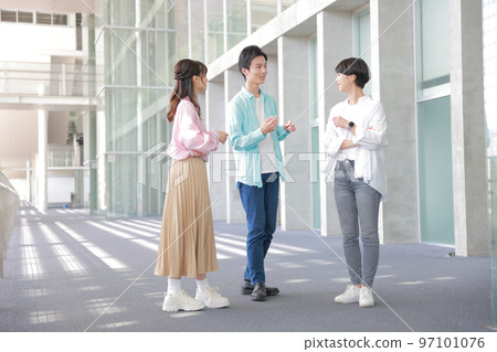 Business person men and women who stop and have a meeting_1 Business person men and women who stop and have a meeting_1 97101076