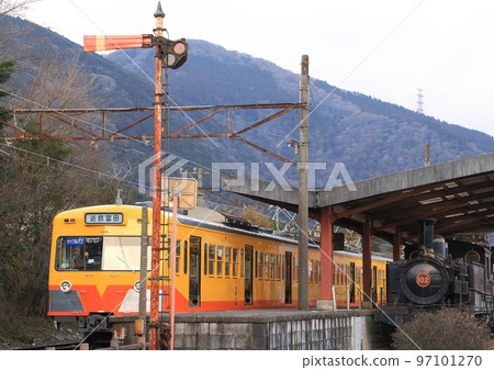 Inbound train stopping at the platform of Nishi-Fujiwara Station on the Sangi Railway Sangi Line Inbound train stopping at the platform of Nishi-Fujiwara Station on the Sangi Railway Sangi Line 97101270