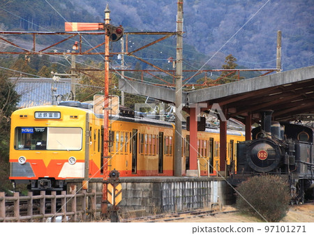 Inbound train stopping at the platform of Nishi-Fujiwara Station on the Sangi Railway Sangi Line 97101271