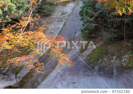 Yukiwa-no-taki Falls, Nametoko Valley (Matsuno Town, Ehime Prefecture) 97102180