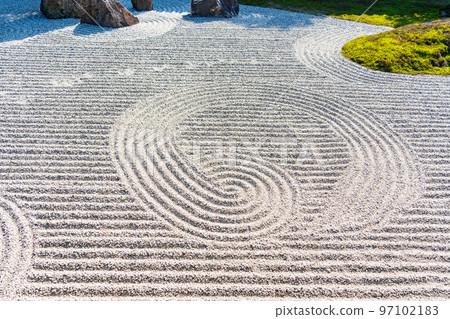 日本庭園枯山水沙波紋 日本庭園枯山水沙波紋 97102183