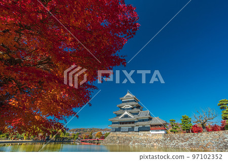 Strolling around Matsumoto City, Nagano Prefecture in autumn, Matsumoto Castle, a national treasure, 97102352