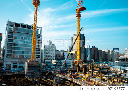 東京再開發基礎工程和高輪 Gateway 站周圍的塔式起重機 2022.11 輕音 97102777