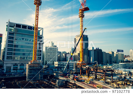 東京再開發基礎工程和高輪 Gateway 站周圍的塔式起重機 2022.11 添加暖色調 97102778