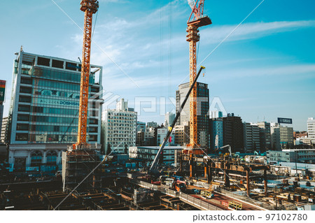 東京再開發地基工程和高輪門戶站周圍的塔式起重機 2022.11 電影色調 97102780