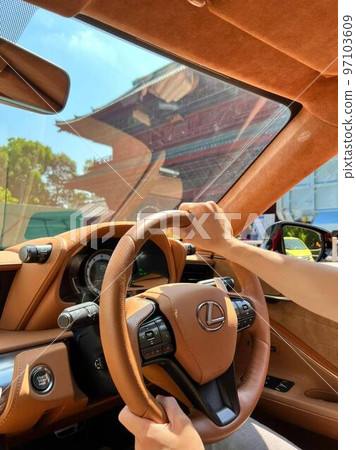 Driving a Lexus in Tokyo 97103609