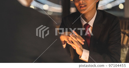 商人擠成一團 97104455