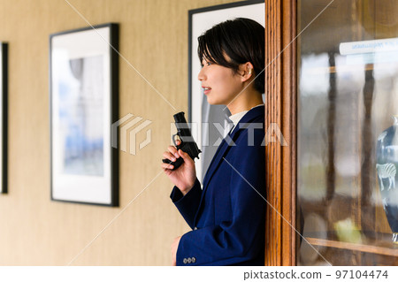 一個女人拿著槍 97104474