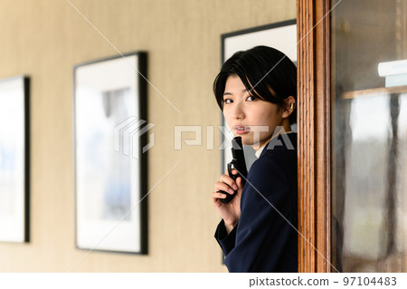 一個女人拿著槍 97104483