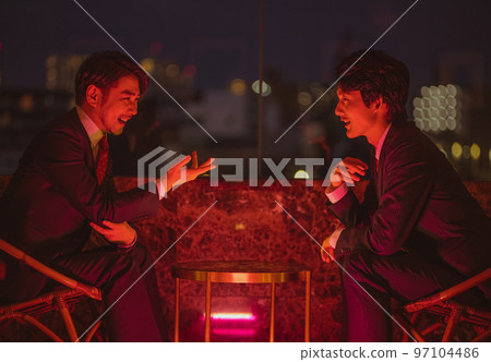 商人擠成一團 97104486