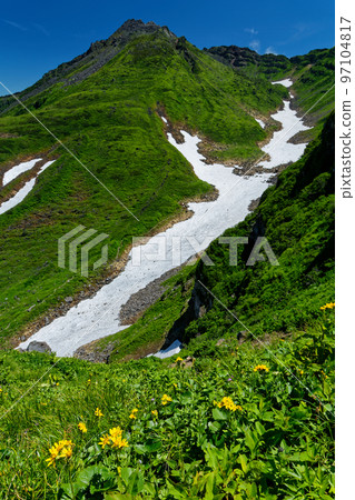 從鳥海山的外緣看到的鳥海山頂和千子谷山。 從鳥海山的外緣看到的鳥海山頂和千子谷山。 97104817