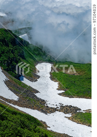 從鳥海山和索馬山看到的千草谷雪谷和雲海 從鳥海山和索馬山看到的千草谷雪谷和雲海 97104819