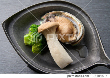 Japanese cuisine, abalone grilled on a ceramic plate 97104893