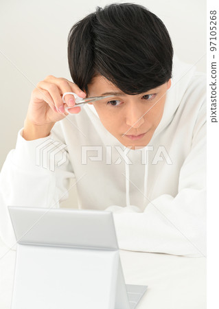 修剪他的眉毛的年輕人 97105268