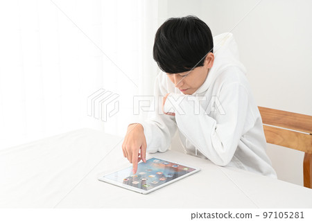 在辦公桌前使用平板電腦工作的年輕人 在辦公桌前使用平板電腦工作的年輕人 97105281