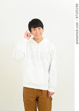 年輕人用手做電話標誌 97105299