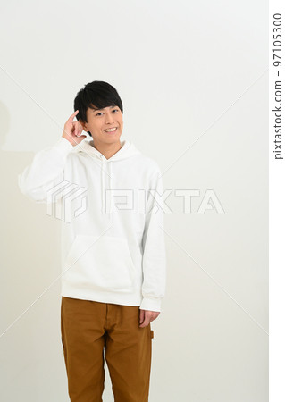 年輕人用手做電話標誌 年輕人用手做電話標誌 97105300