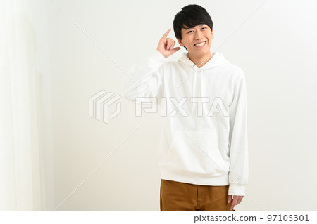 年輕人用手做電話標誌 97105301