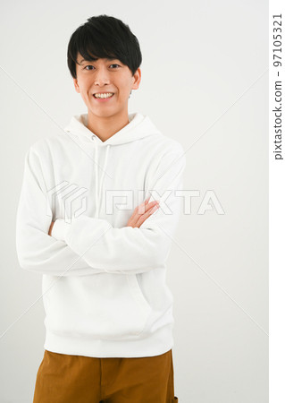 男人站著交叉雙臂 97105321