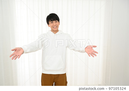一個張開雙手擺出歡迎姿勢的男人 97105324