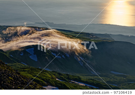 黃昏時從鳥海山望向函館方向，閃耀著瀑布雲的日本海 97106419