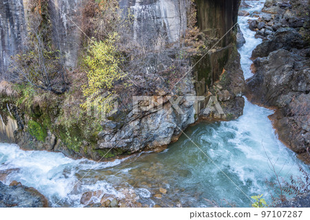 流經北阿爾卑斯山谷的清澈溪流 奔流不息的河流 流經北阿爾卑斯山谷的清澈溪流 奔流不息的河流 97107287